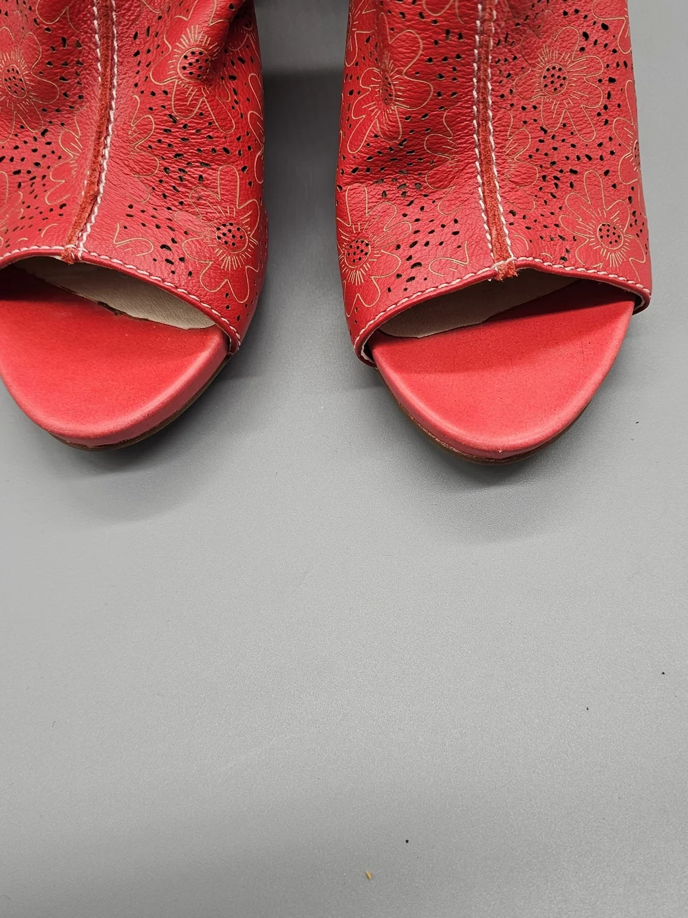 L'ATISTE Red Floral Cutout Peep-Toe Slingback Sandals